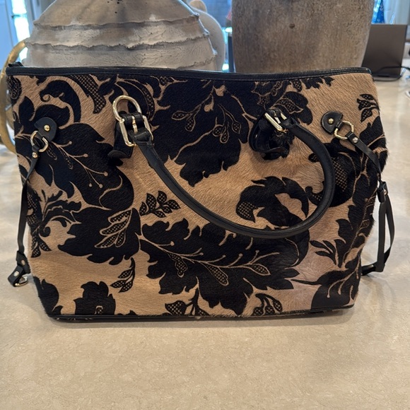 Valentina cowhide fur tote that measures approximately 18“ x 11“ x 5 1/2“ - Picture 3 of 8